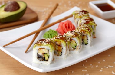 Yeşil Ejderha suşi roll yılan balığı ile avokado, salatalık, wasabi ve zencefil.