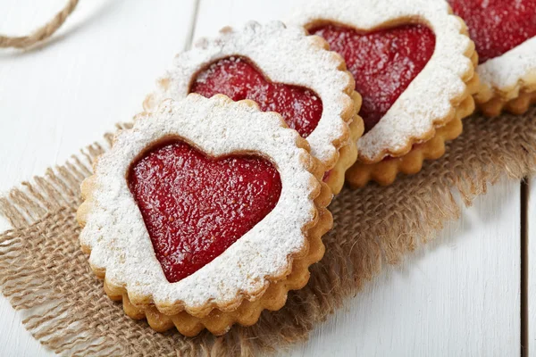 Runde Shortbread-Kekse mit herzförmiger Marmelade in Nahaufnahme für den Valentinstag — Stockfoto