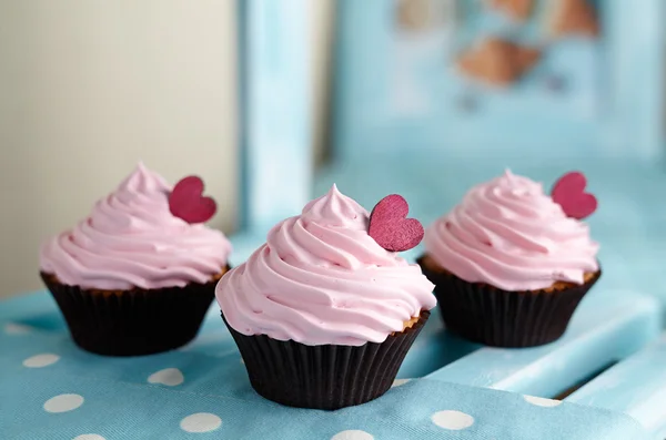 Cupcakes tradicional sobremesa doce americana com corações vermelhos no fundo prateleira de madeira — Fotografia de Stock