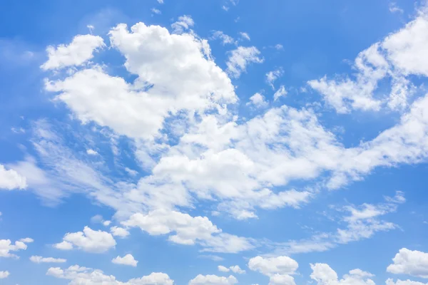 Nube y cielo azul — Foto de Stock