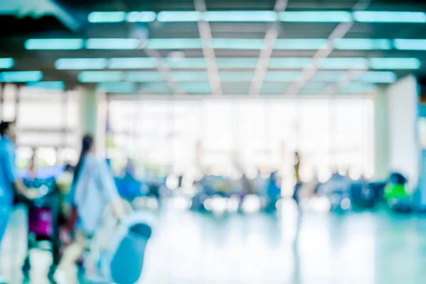 Passagier wartet am Flughafen-Terminal auf Flug — Stockfoto