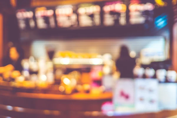 Café bar con barista en el mostrador en la cafetería . — Foto de Stock