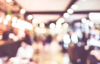 Kafenin arka planı bulanık.