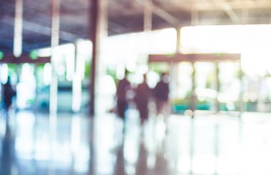 İş adamı koridor yürüme