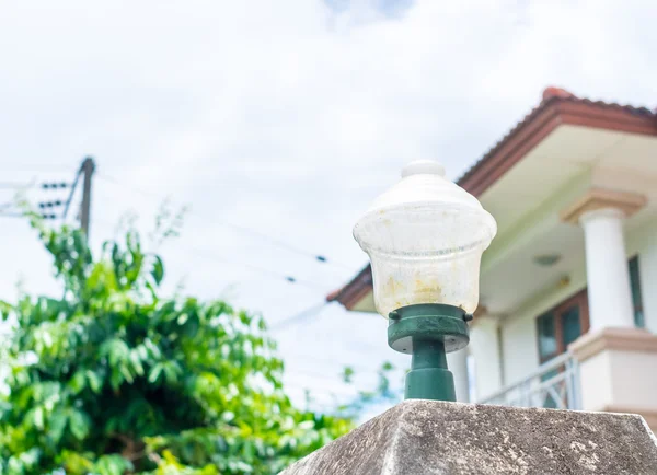 Світлова лампа на бетоні — стокове фото