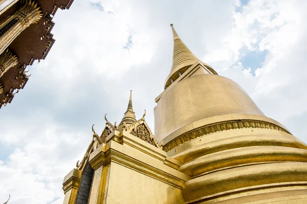 Olhando para o pagode dourado Templo — Fotografia de Stock
