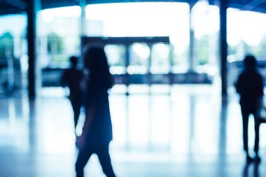 İş adamı koridor yürüme