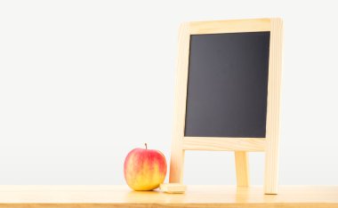 Kırmızı elma ile boş yazı tahtası