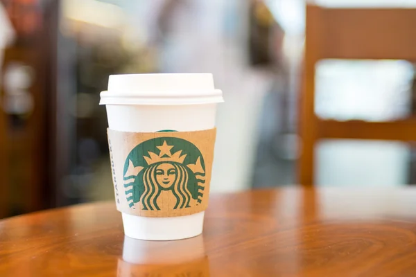 Starbucks sıcak içecek masada kahve — Stok fotoğraf