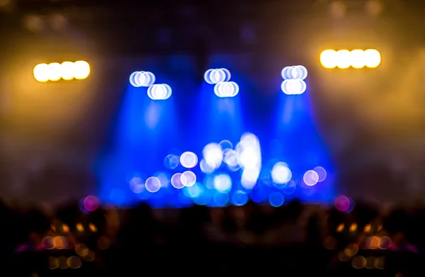 Seyirci ile konser bokeh aydınlatma — Stok fotoğraf