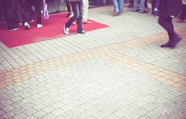 insanları binadan çıkıp 