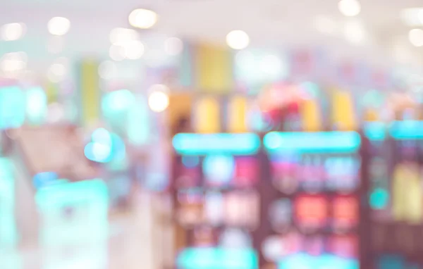 Pessoas fazendo compras no shopping com luz bokeh — Fotografia de Stock