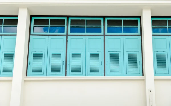 Сині вікна в будівлі — стокове фото