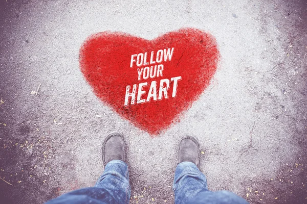 " Volg je hart "op luchtfoto van schoenen — Stockfoto
