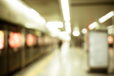  Bekleyenler metro tren