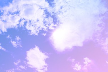  Mavi gökyüzü güneş arkasında koca bulutlar ile