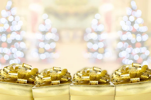 Muitos cor dourada presente com borrão bokeh luz backgr natal — Fotografia de Stock