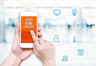 El ele tutuşan cep telefonu  