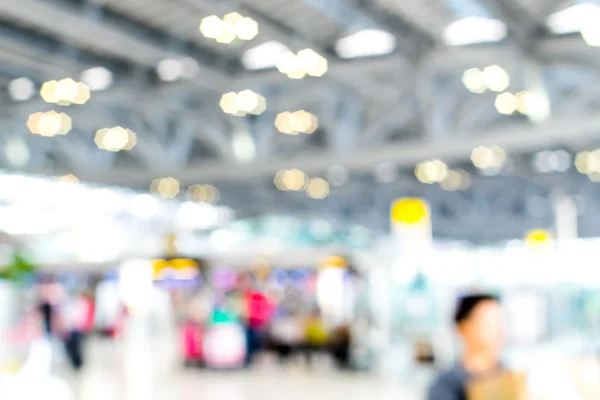 Viajante no aeroporto terminal borrão fundo — Fotografia de Stock