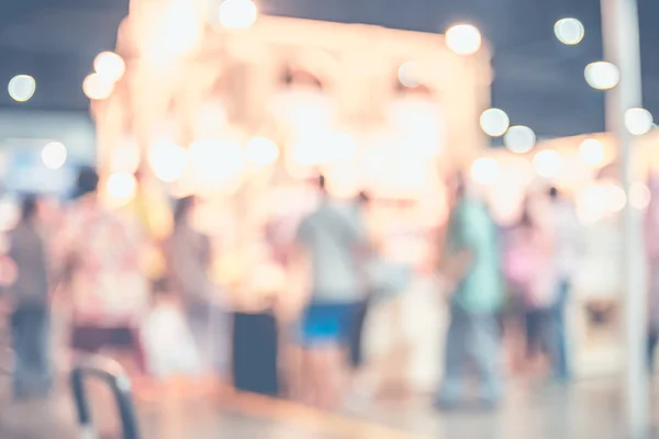 Gente en feria expo con luz bokeh — Foto de Stock