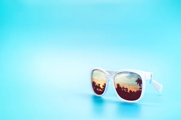 Gafas de sol blancas reflejo puesta de sol en la escena del paisaje de palmeras — Foto de Stock