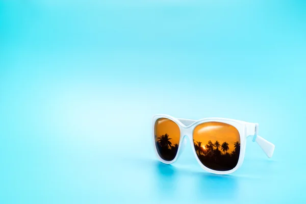 Gafas de sol blancas reflejo puesta del sol — Foto de Stock