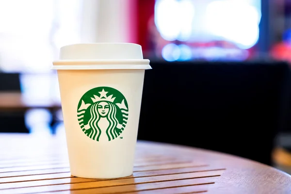 Starbucks ζεστό ρόφημα καφέ στο τραπέζι — Φωτογραφία Αρχείου