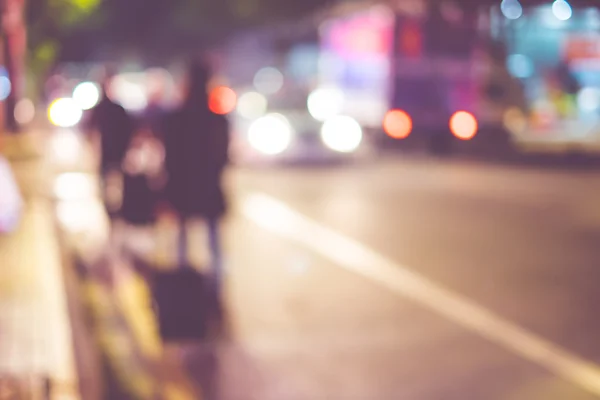 Gente caminando por la noche en la carretera — Foto de Stock