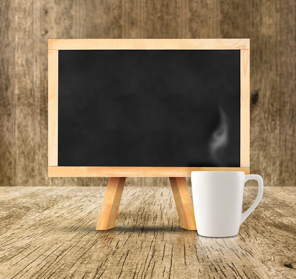 Pizarra con taza de café caliente blanco —  Fotos de Stock