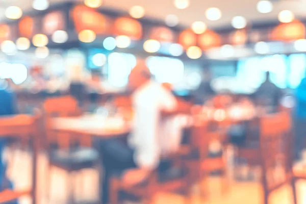 Cena de clientes en el restaurante con bokeh — Foto de Stock