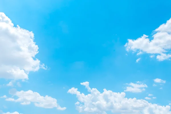 Beau ciel bleu avec nuage — Photo