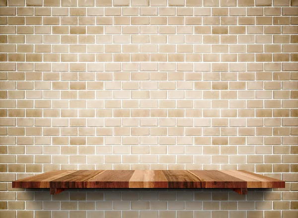 Prateleira de madeira vazia na parede de tijolo grunge — Fotografia de Stock