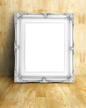 Vintage beyaz Victoria tarzı resim çerçevesi parke roo üzerinde boş