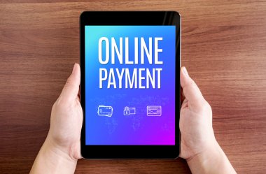 İki el holding tablet ile online ödeme ve simgesi ekranda bir
