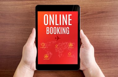 İki el holding tablet ile Online rezervasyon ve simgesi ekranda bir