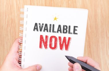 Şimdi uygun kelime üstünde beyaz telli defter ile el holdi