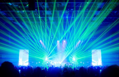 Bulanık arka plan, izleyiciyle Musi konserinde Bokeh aydınlatma