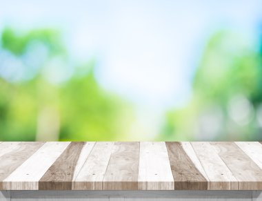 Beyaz ahşap masa sun'ın en iyi boş ve yeşil ağaç bokeh ba bulanıklık