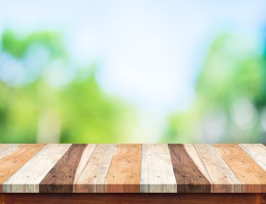 Beyaz ahşap masa sun'ın en iyi boş ve yeşil ağaç bokeh ba bulanıklık