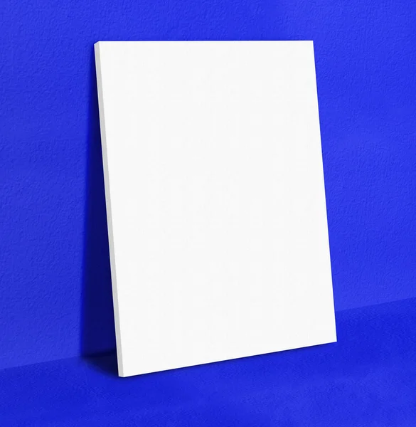Marco blanco en blanco del lienzo del cartel que se apoya en el hormigón azul vivo p — Foto de Stock