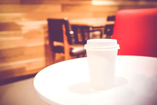Cerrar taza de café blanco en la mesa en la cafetería, Filtro Vintage — Foto de Stock