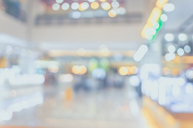 Arka plan bulanık, insanlar bok ile mağazadan alışveriş