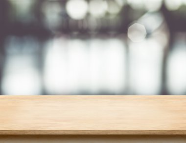 Ofis binası yol bulanıklık backgrou ile boş ahşap masa üstü