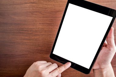 Kahverengi masa üstü görünümü üzerinde tabletboş ekrana el dokunmatik,