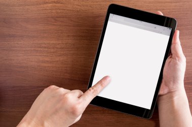 Kahverengi masa üstü görünümü üzerinde tabletboş ekrana el dokunmatik,