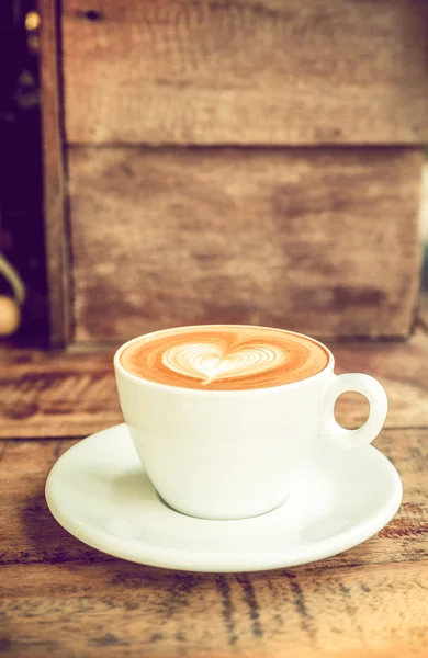 Vintage filtrado, taza de café blanco con forma de corazón arte latte en — Foto de Stock