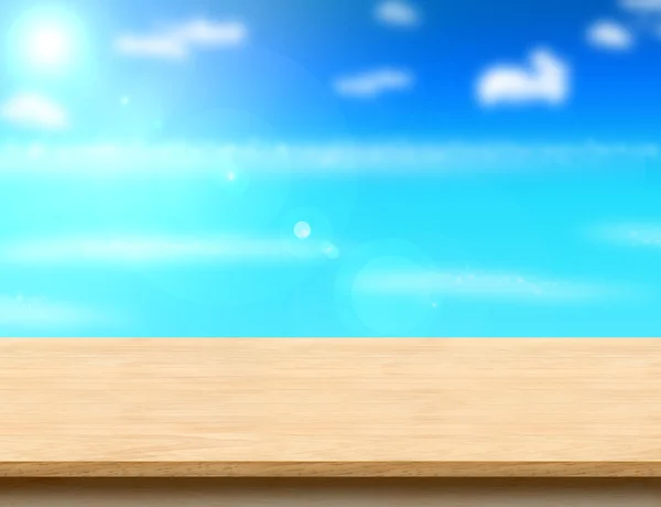 Tabel de lemn cu mare încețoșată, soare și plajă în fundal, Moc — Fotografie, imagine de stoc