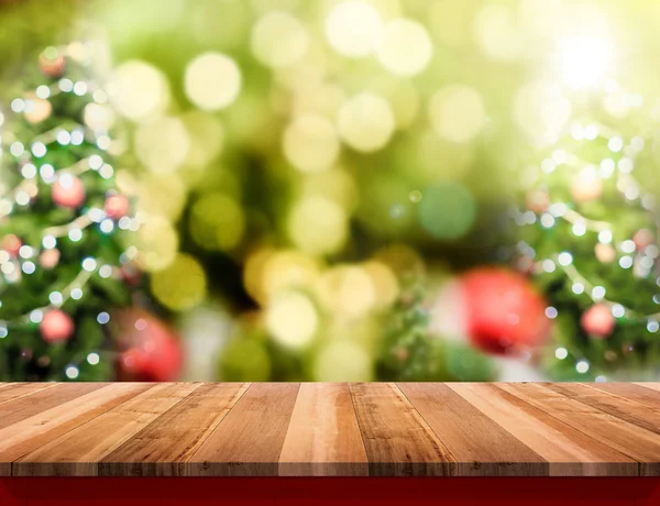 Kahverengi ahşap masa üstü soyut bulanıklık Noel ağacı adam ile