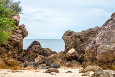 Rock sahil duvar görmek için deniz ve mavi gökyüzü