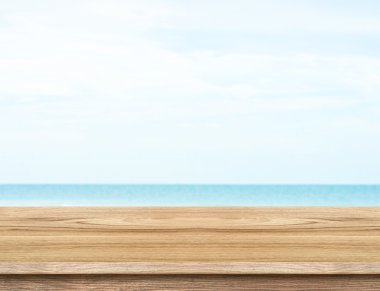 Ahşap tahta masa üstü bulanık deniz ve arka plan, mavi gökyüzü ile